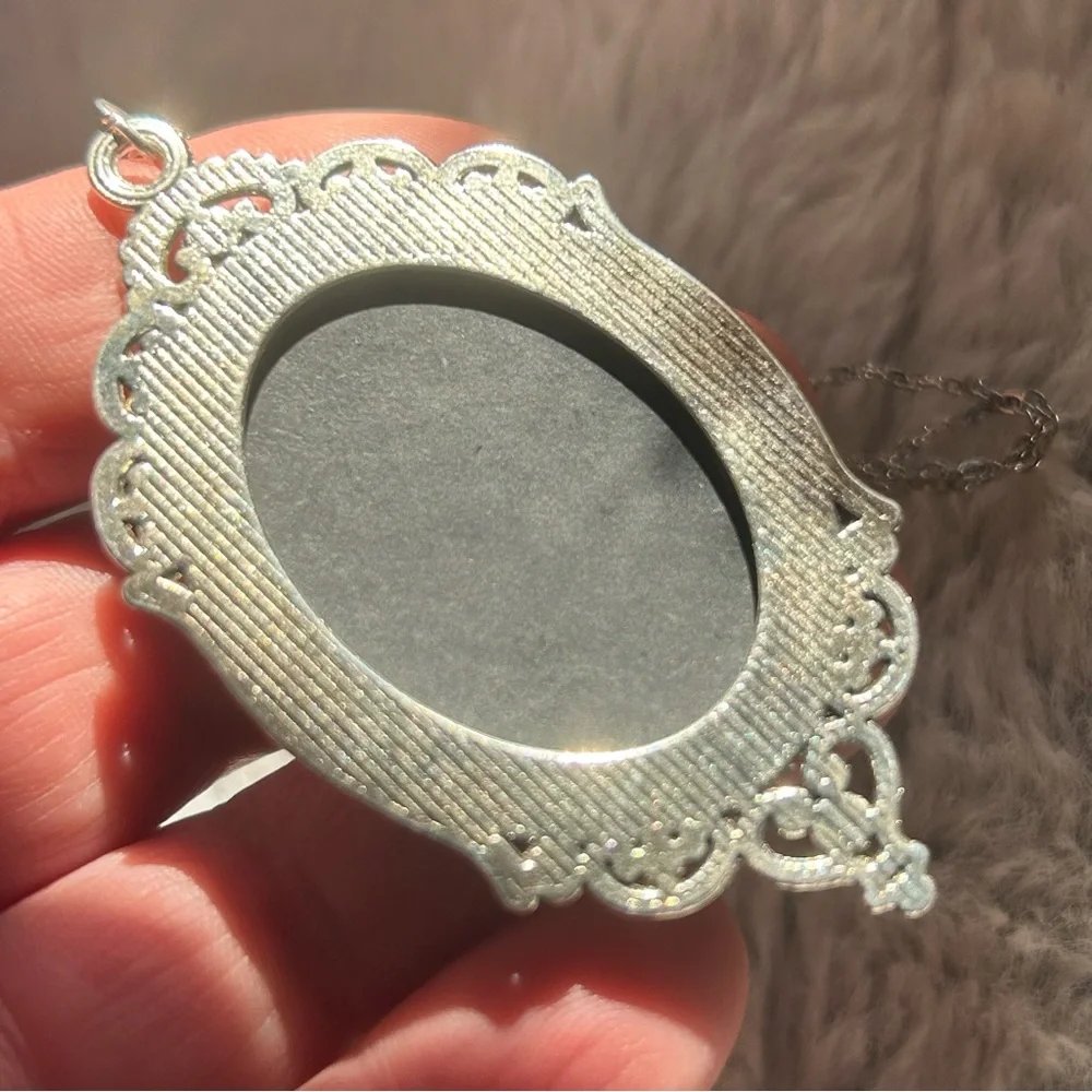 Handcrafted black and white Victorian lady cameo pendant on chain necklace - Picture 7 of 7